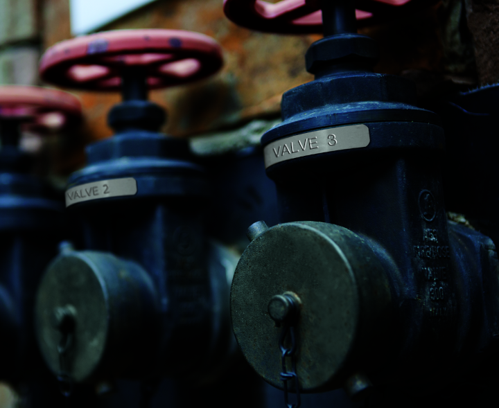 Metalen reliëf tape op industriële kranen Metalen reliëf tape op industriële kranen