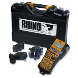 De Dymo RHINO 5200 kofferset is gevuld met printer, accu, adapter en 2 tapes De Dymo RHINO 5200 kofferset is gevuld met printer, accu, adapter en 2 tapes